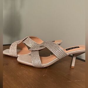Jones New York Silver Heels with Crisscross Straps SZ 7
